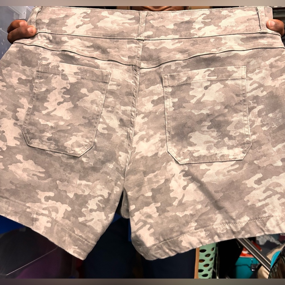 Spanx camo twill shorts 2x. Tons of compression. Smoothing fabric.